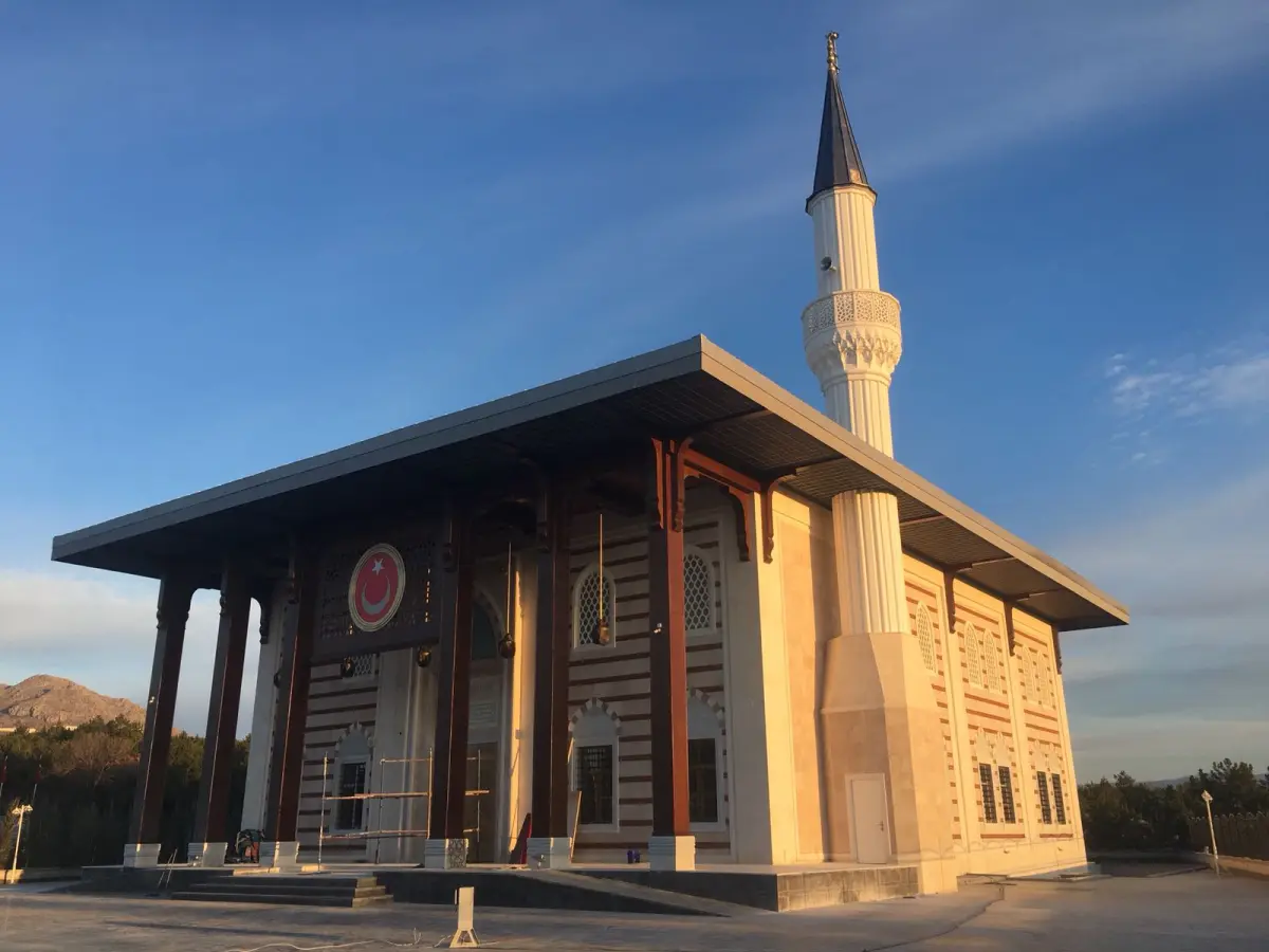 Ankara Eşref Akıncı Camii — ahşap sütunlu cephe ve tek şerefeli minare