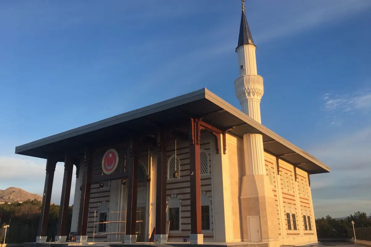 Ankara Eşref Akıncı Camii — ahşap sütunlu cephe ve tek şerefeli minare