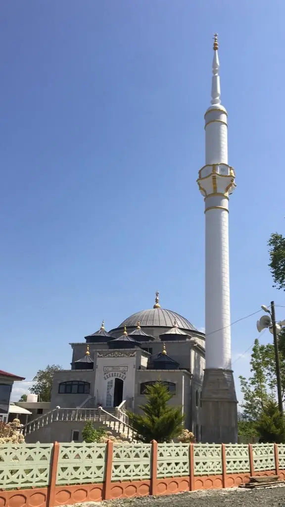 Karadeniz bölgesinde köy camii minaresi — kubbe ve minare genel görünüm