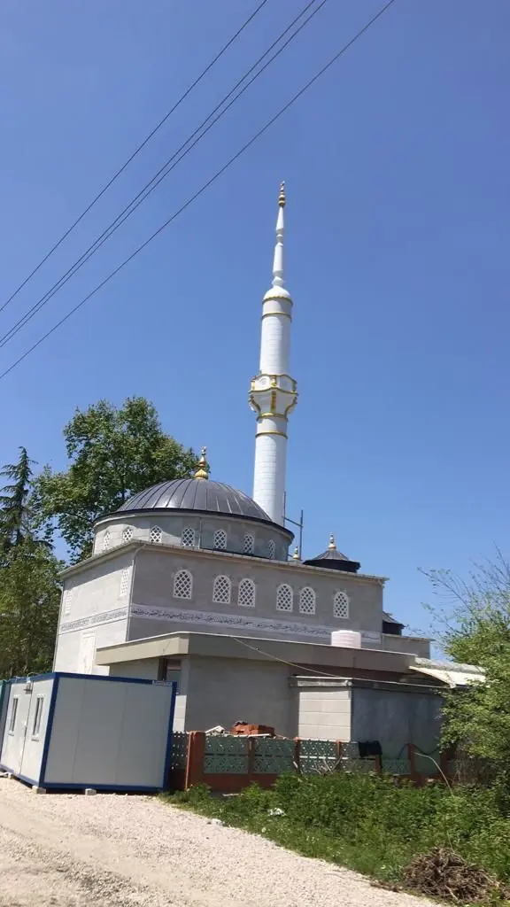 Yeni tamamlanmış köy camii ve tek şerefeli minaresi