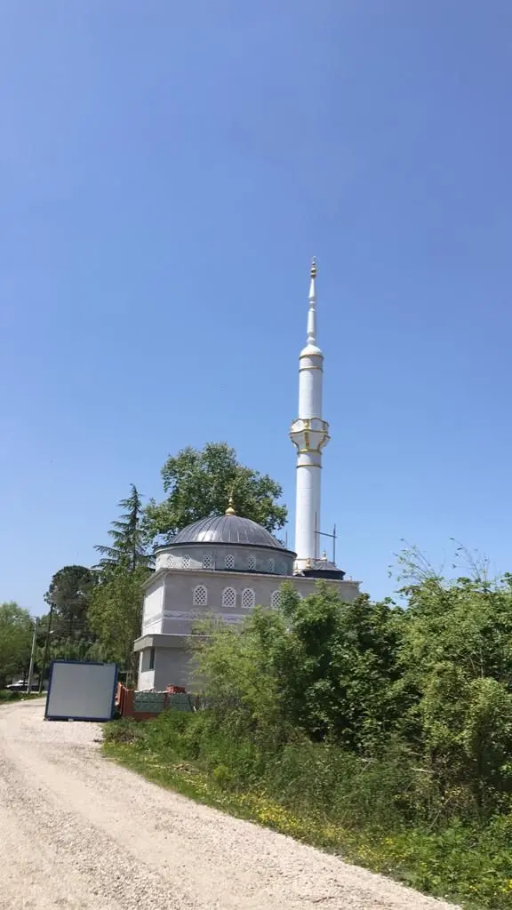 Karadeniz kırsalında cami ve minaresinin uzaktan görünümü