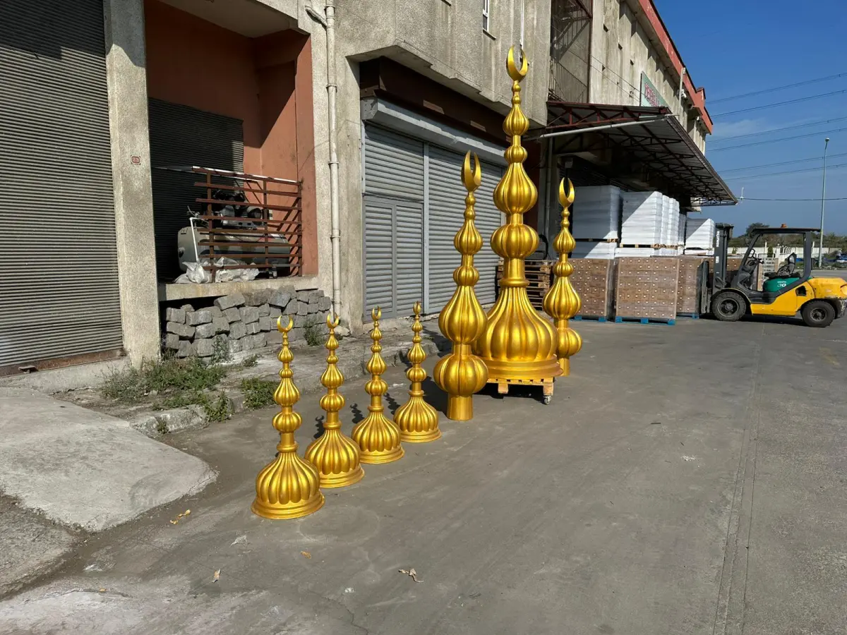 Alem takımının yandan görünümü; arkada forklift ve sevkiyat alanı