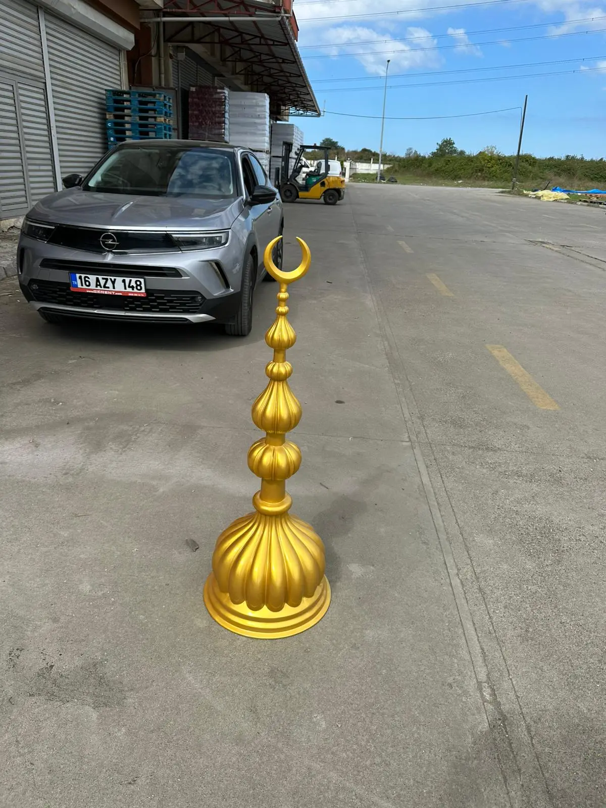 Tek bir küçük kubbe alemi, atölye avlusunda