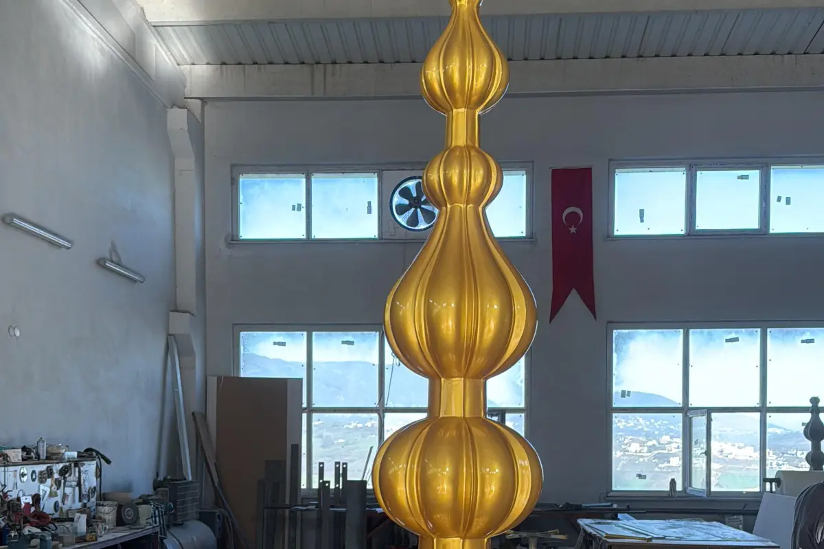 Tamamlanmış büyük ana kubbe alemi, palet üzerinde atölye içinde