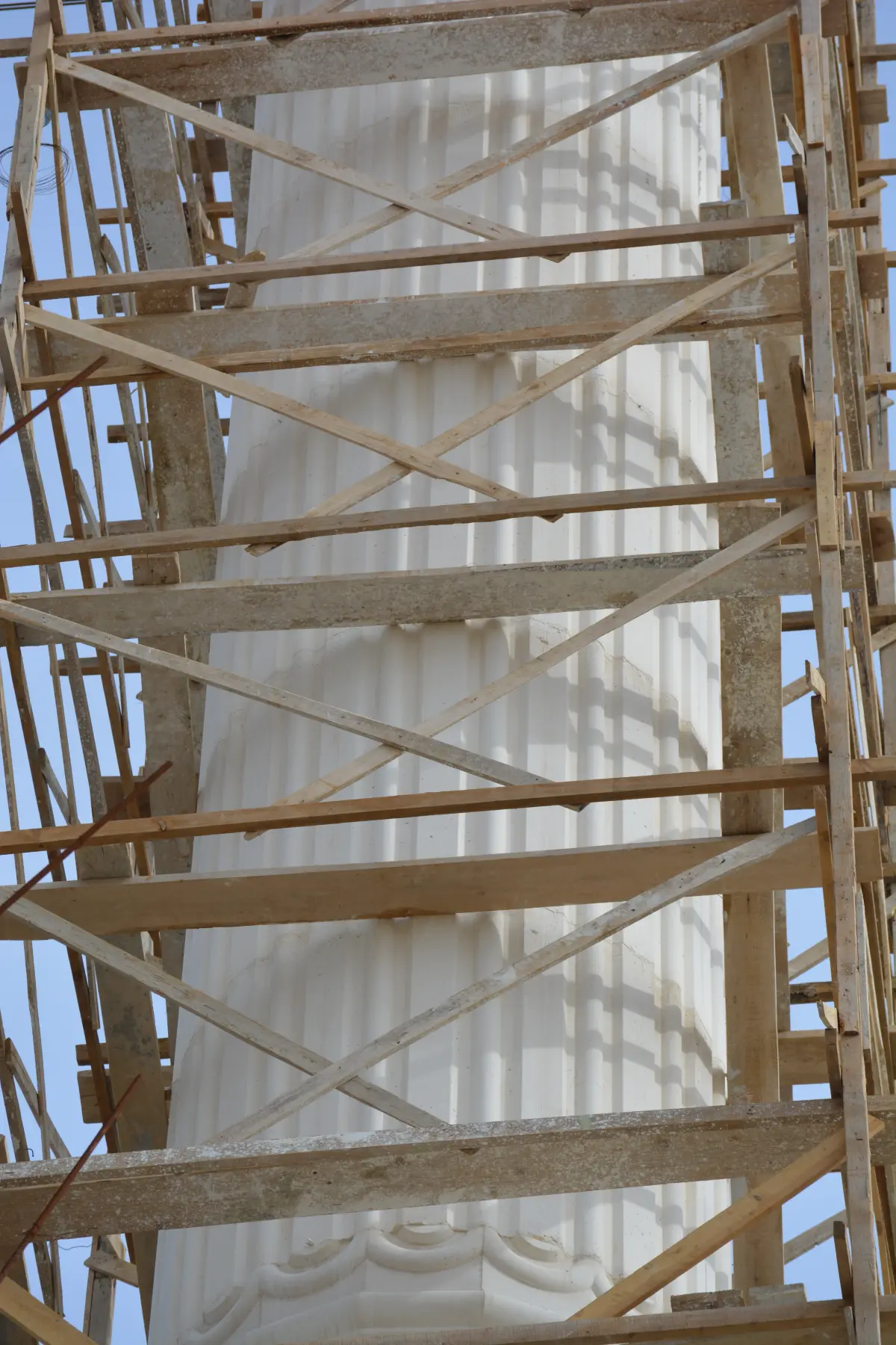 Gaziantep Merinos Camii minaresi — yivli gövde ve ahşap iskele