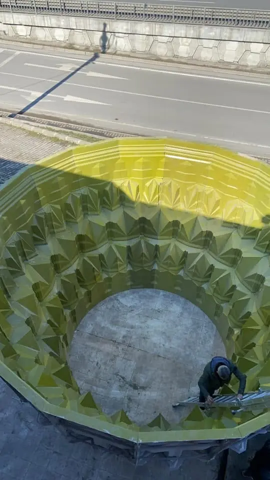 Mukarnas negatifi işlenmiş fiberglas kabuk, yakın plan