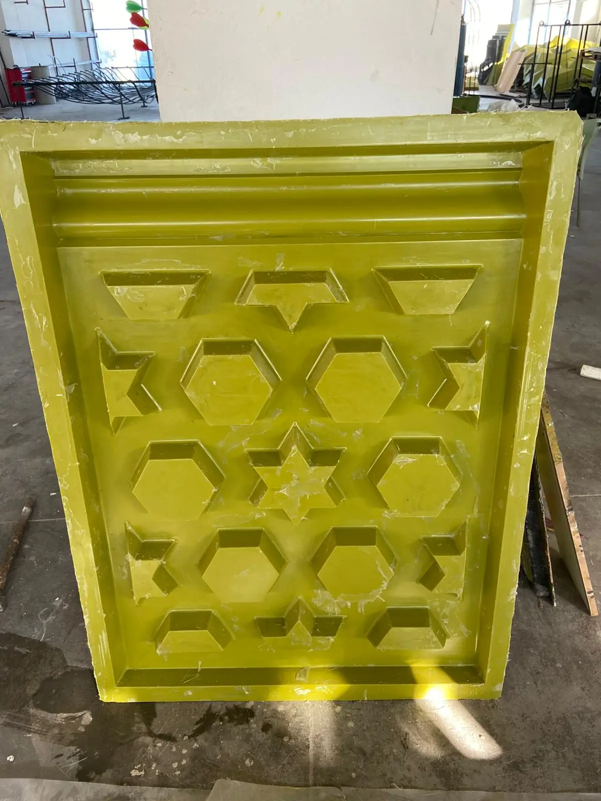 Atölyede fiberglas laminasyon çalışması