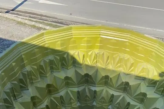 Mukarnas negatifi işlenmiş fiberglas kabuk, yakın plan