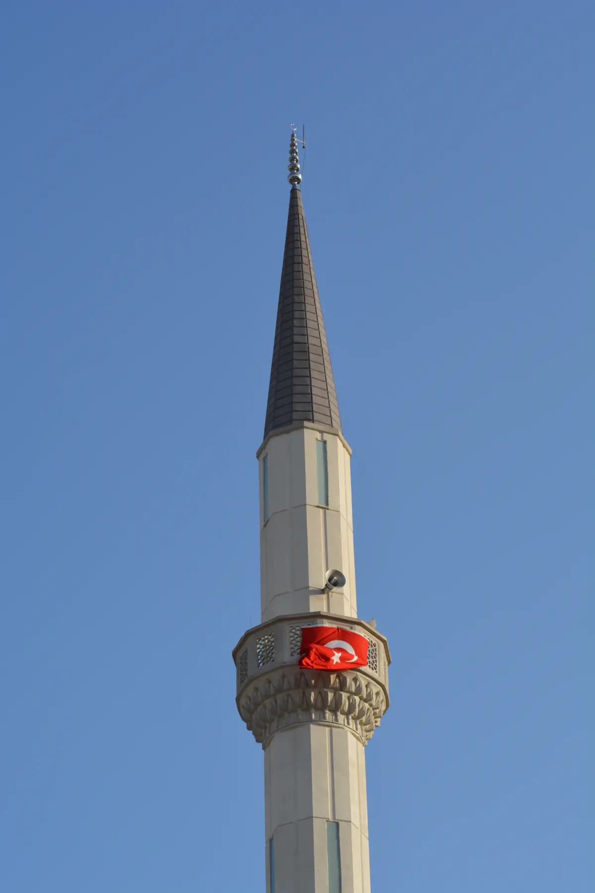 Gaziantep Zahide Camii minaresi — şerefe, petek ve külah bölümleri