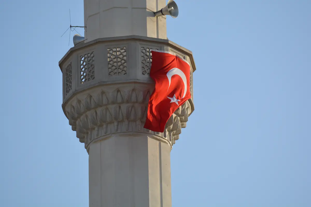 Şerefe bileziğindeki mukarnas sıraları ve ajur korkuluk detayı