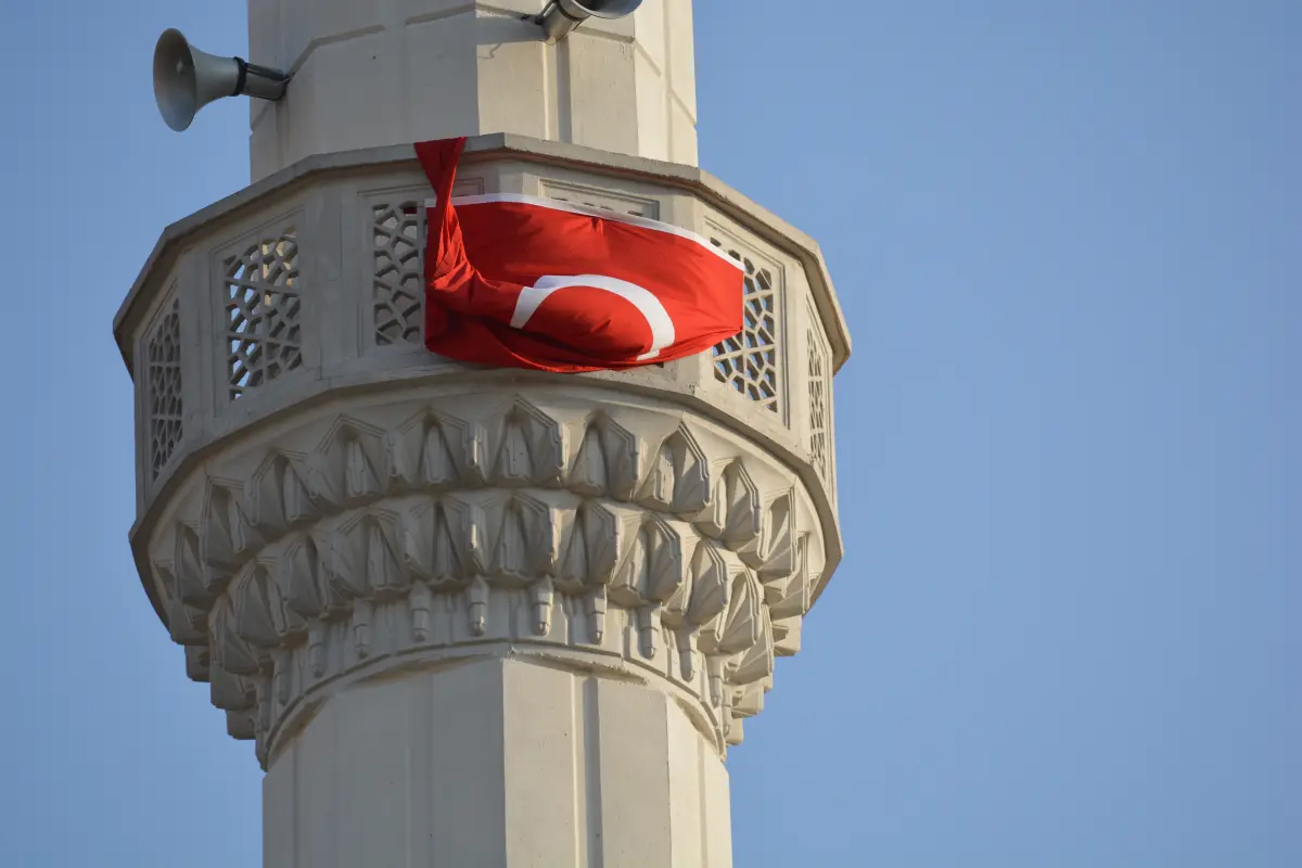 Şerefe döşemesi ve korkuluk işçiliğinin yakın plan görünümü