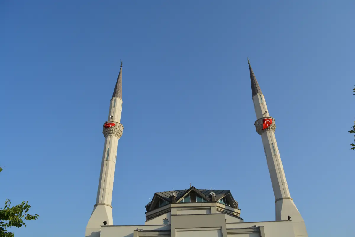 Gaziantep Zahide Camii’nin iki minaresi ve kubbe kasnağı