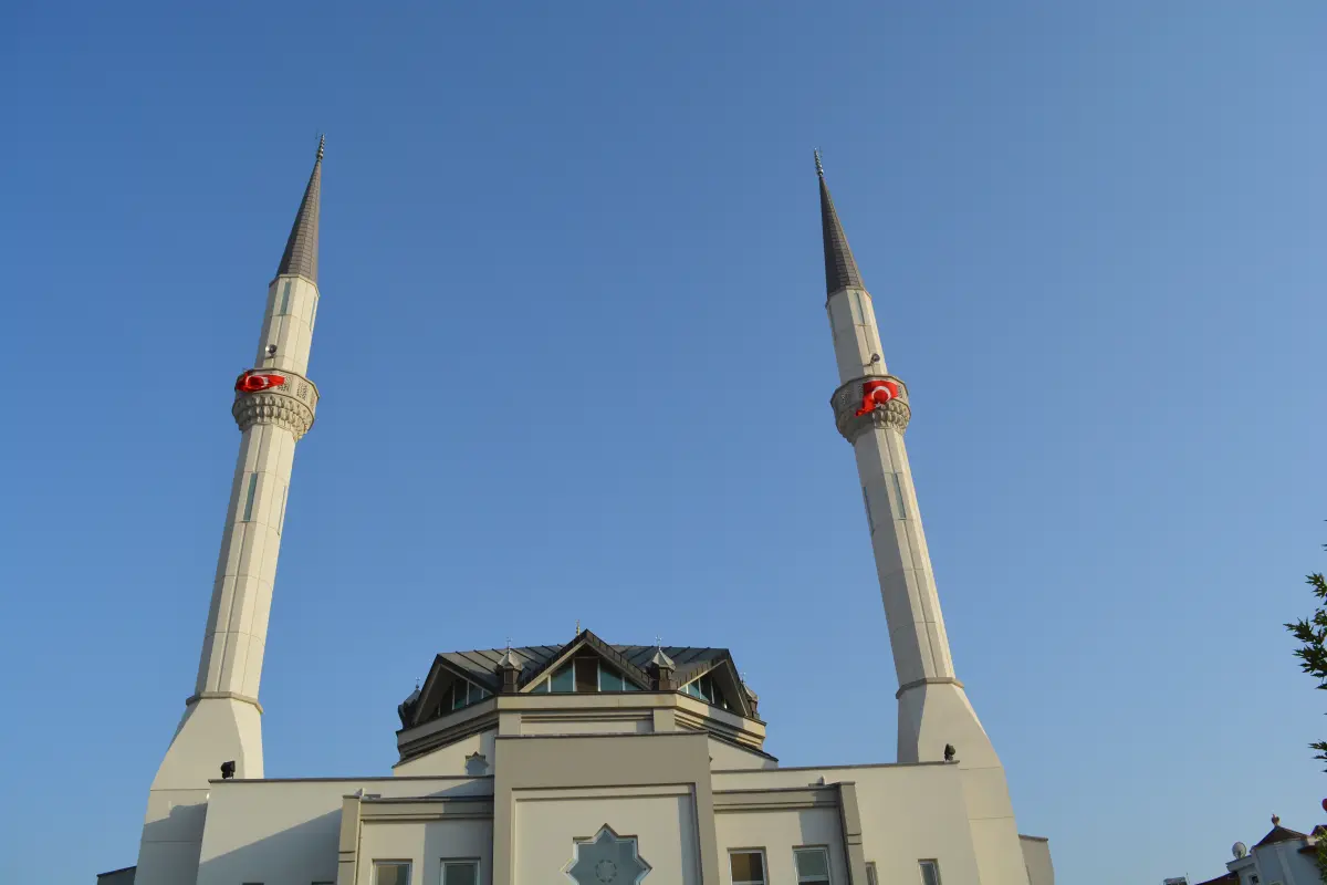 Zahide Camii ve çift minaresinin cepheden genel görünümü