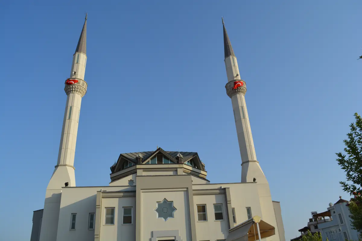 Cami cephesindeki yıldız motifi ile minarelerin birlikte görünümü