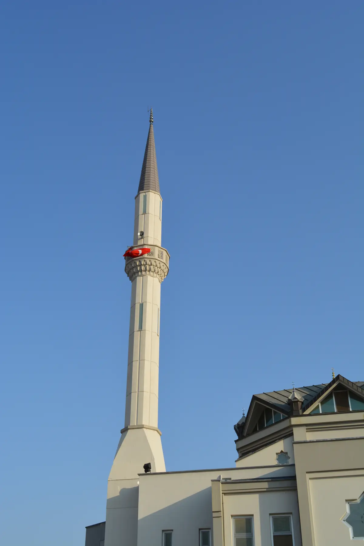 Minare gövdesinin çokgen yüzlerinde oluşan ışık-gölge dokusu