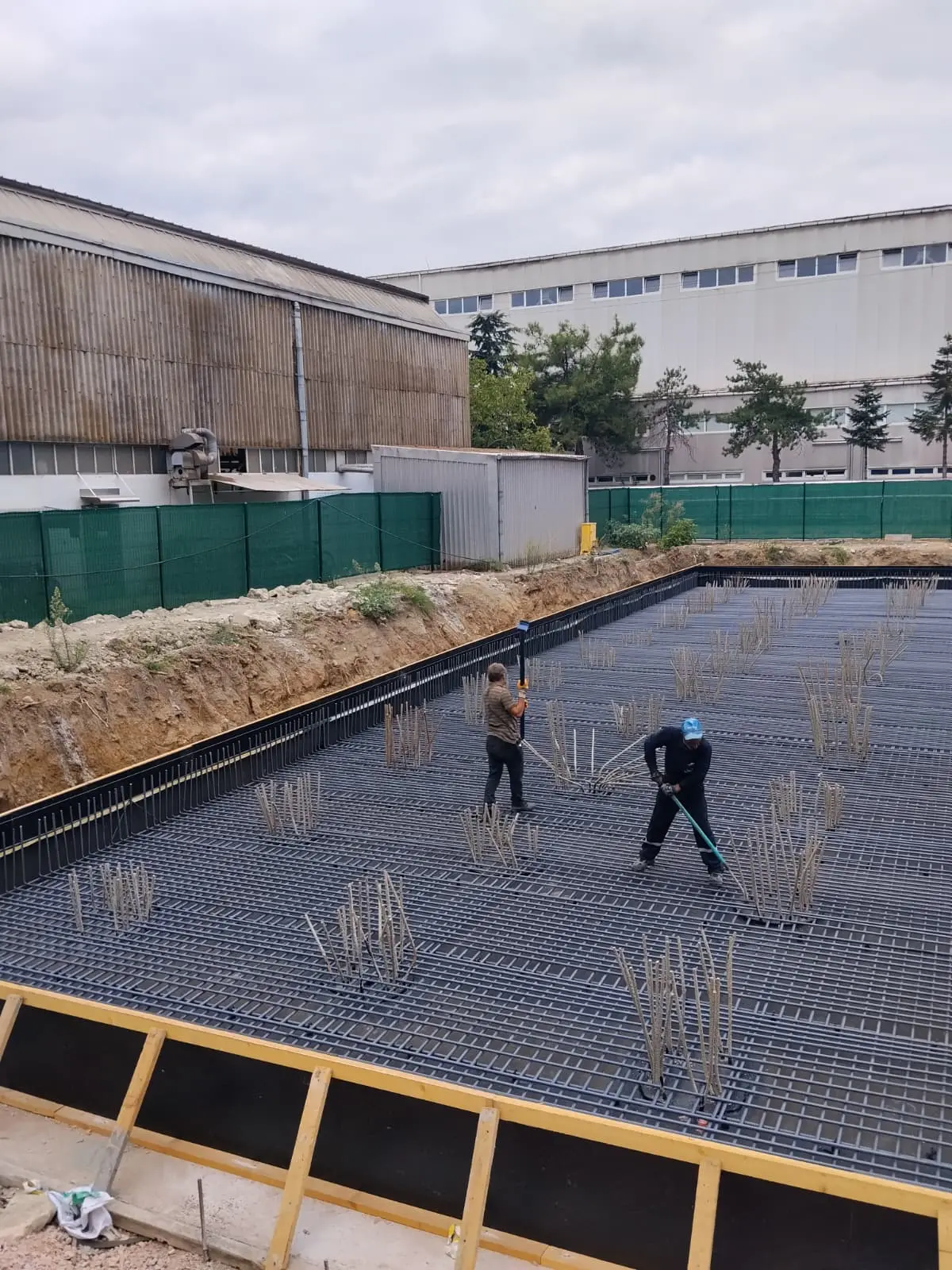 Radye donatısı üzerinde çalışan saha ekibi