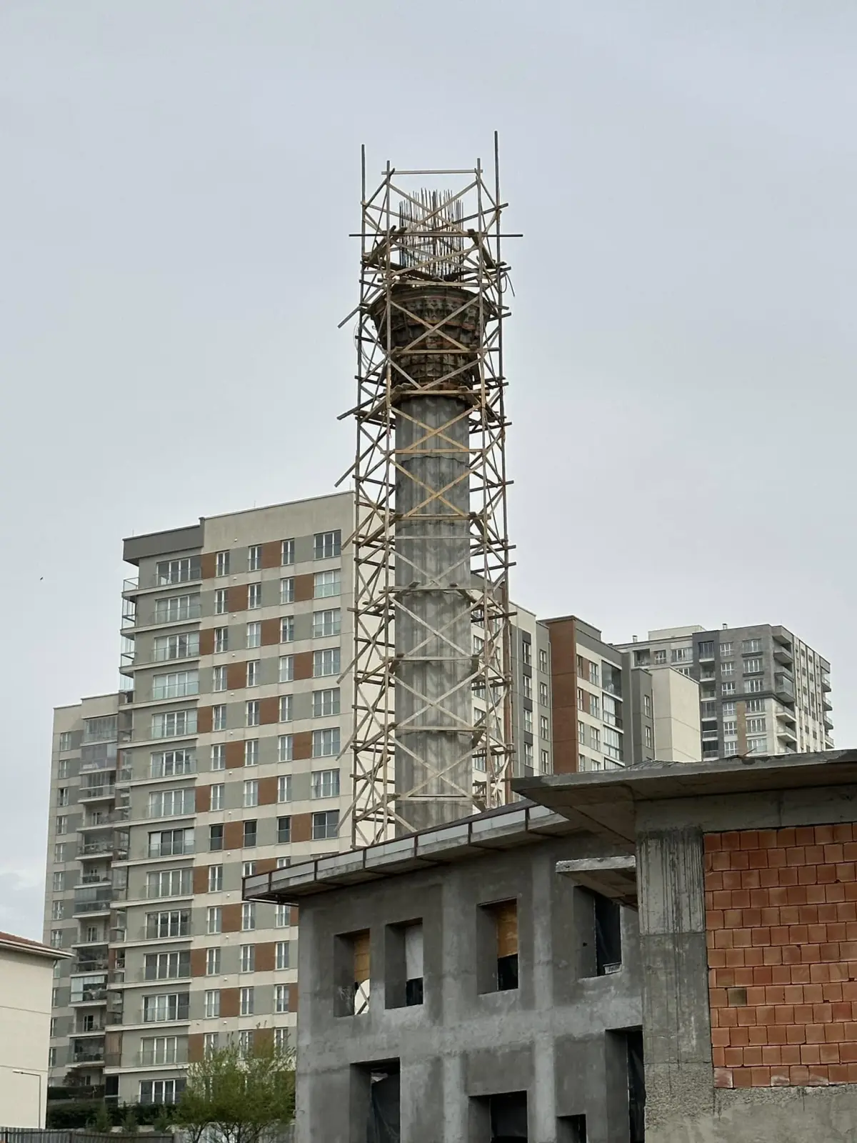 Başakşehir Camii minaresi — ahşap iskele içinde yükselen gövde