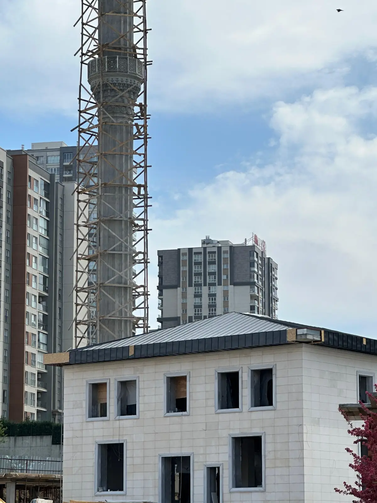 İskeleli minare ile caminin taş kaplı cephesi