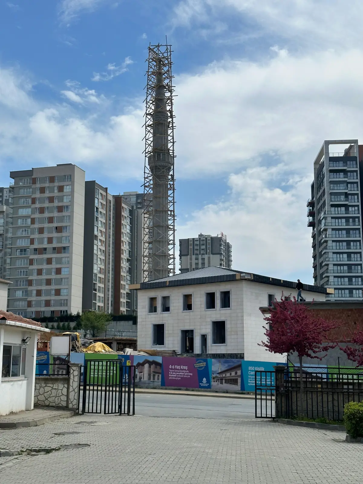 Şantiye çevresi kapatılmış hâlde minare ve cami