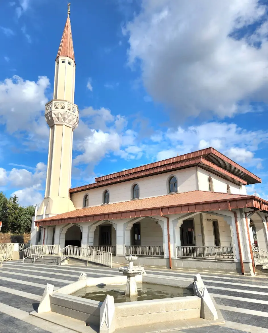 Tamamlanan cami ve avlusu — şadırvan, revaklı son cemaat yeri ve şeritli avlu döşemesi