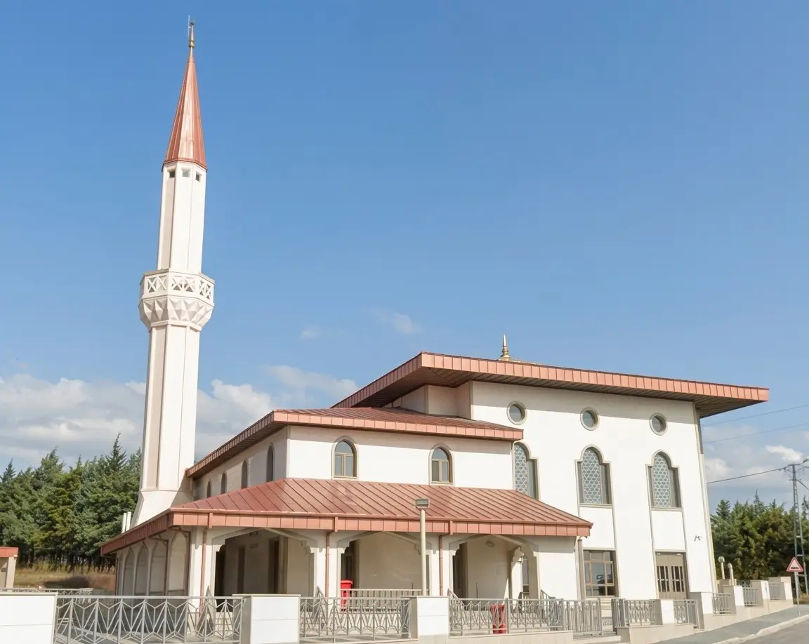 Yoldan görünüm — iki kademeli kiremit çatı, sivri kemerli pencereler ve minare