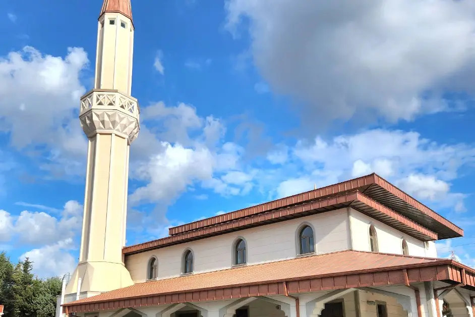 Tamamlanan cami ve avlusu — şadırvan, revaklı son cemaat yeri ve şeritli avlu döşemesi