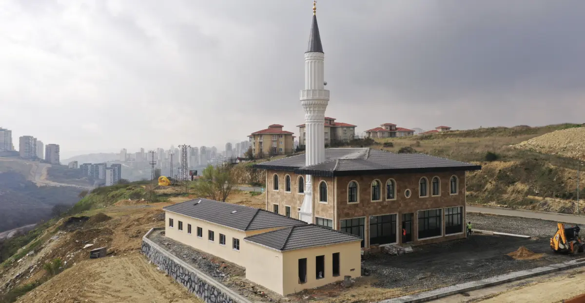 Havadan görünüm: cami, minare ve çevredeki konut yerleşimi