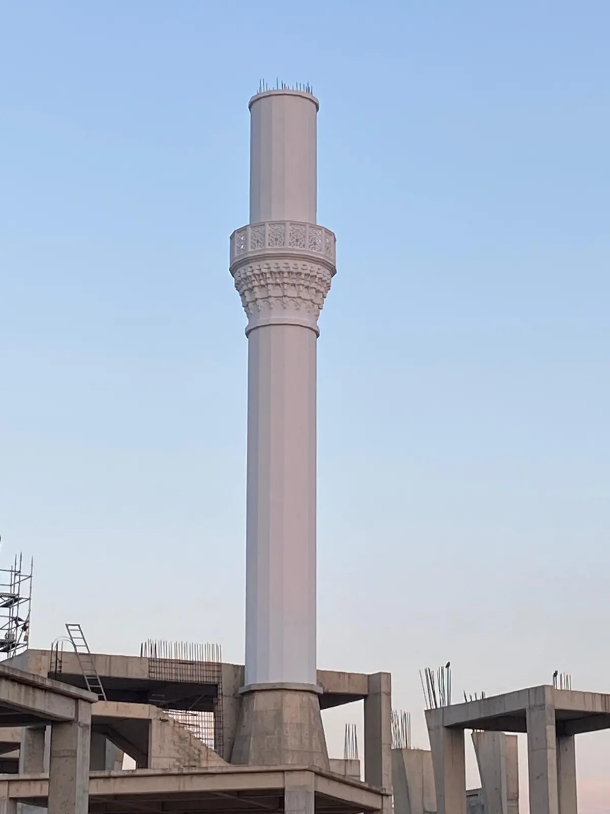 Mermerciler Sanayi Sitesi camii — dökümü tamamlanan minare ve karkas