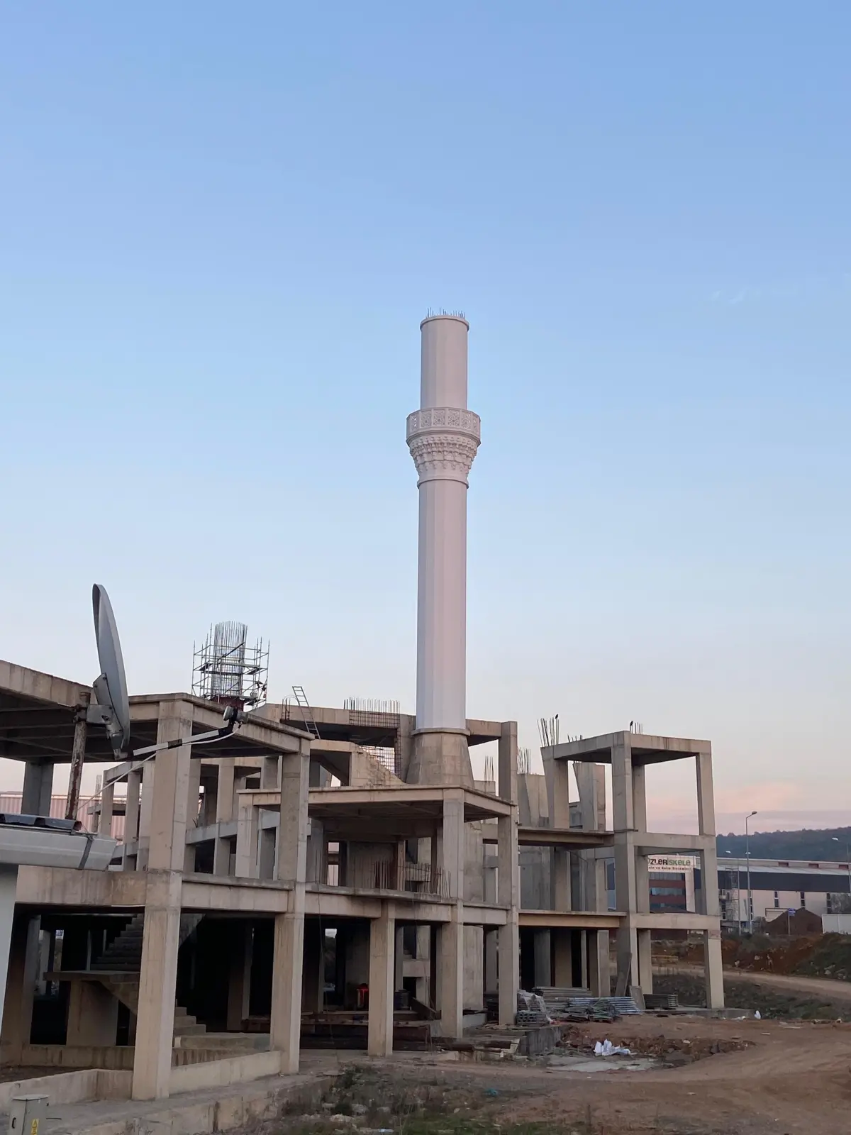 Cami karkası ve yükselen minare, sanayi sitesi çevresi