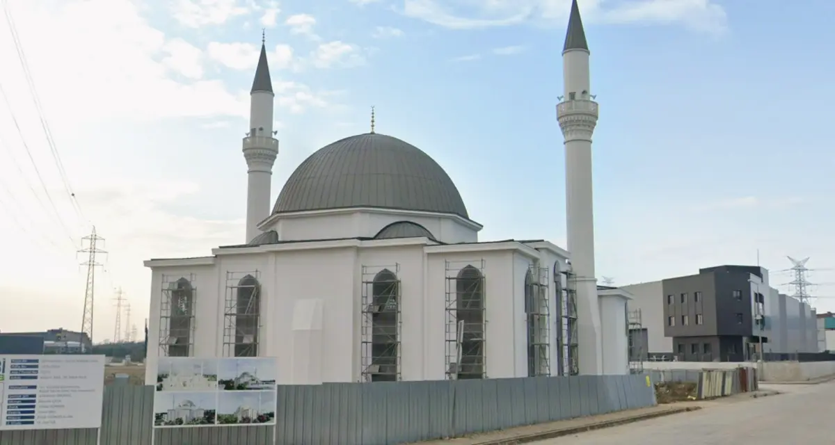 Tamamlanan cami — kurşun görünümlü kubbe ve iki minare