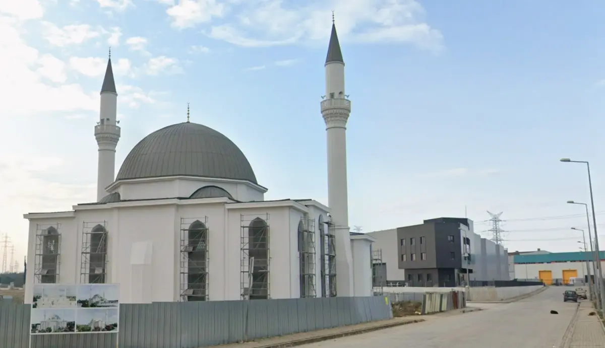 Caminin yoldan genel görünümü; iskele ve proje tabelası
