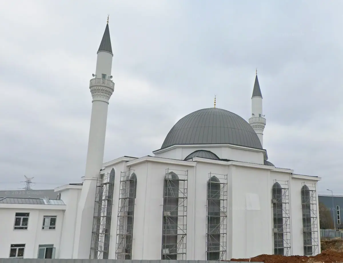 Çift minareli caminin cepheden görünümü, alacakaranlıkta