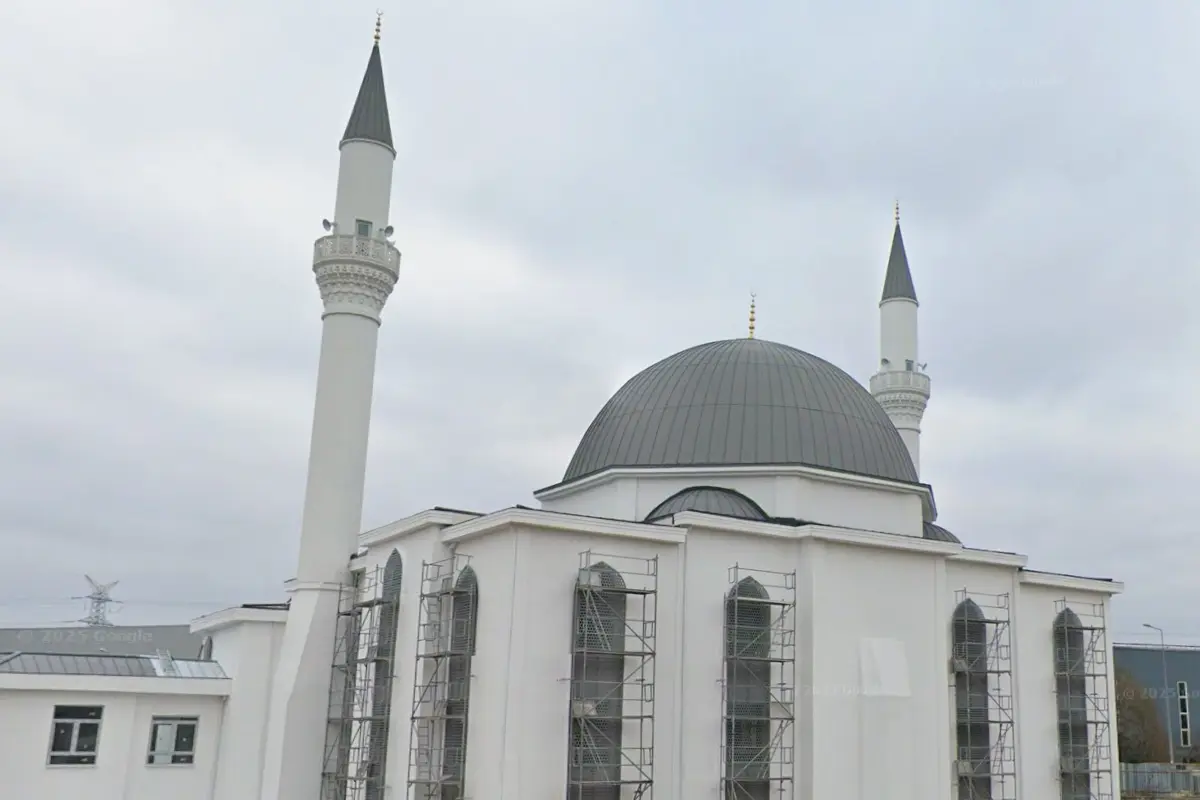 Çift minareli caminin cepheden görünümü, alacakaranlıkta