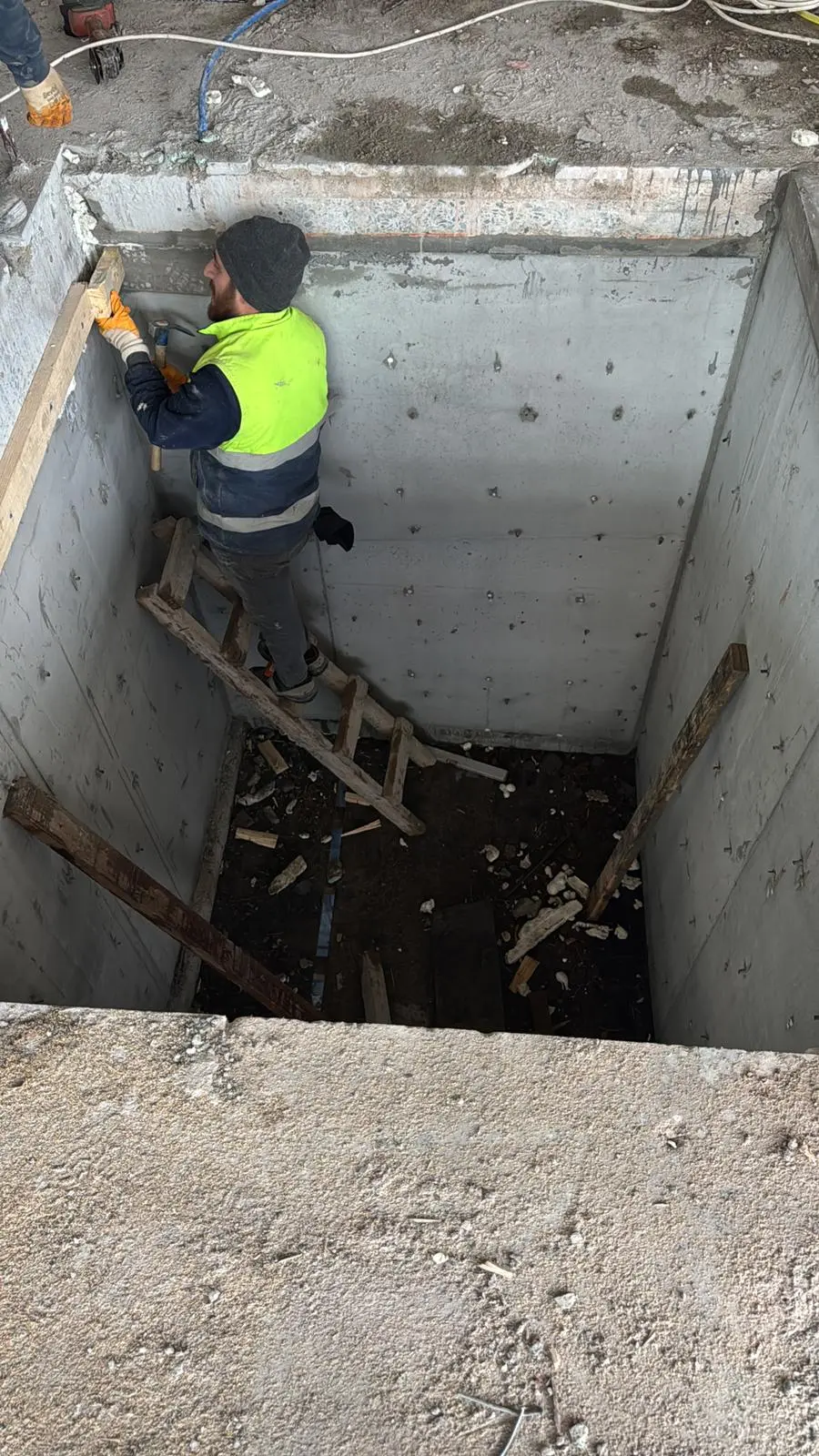 Yüzeyi açılmış mevcut beton ve donatı