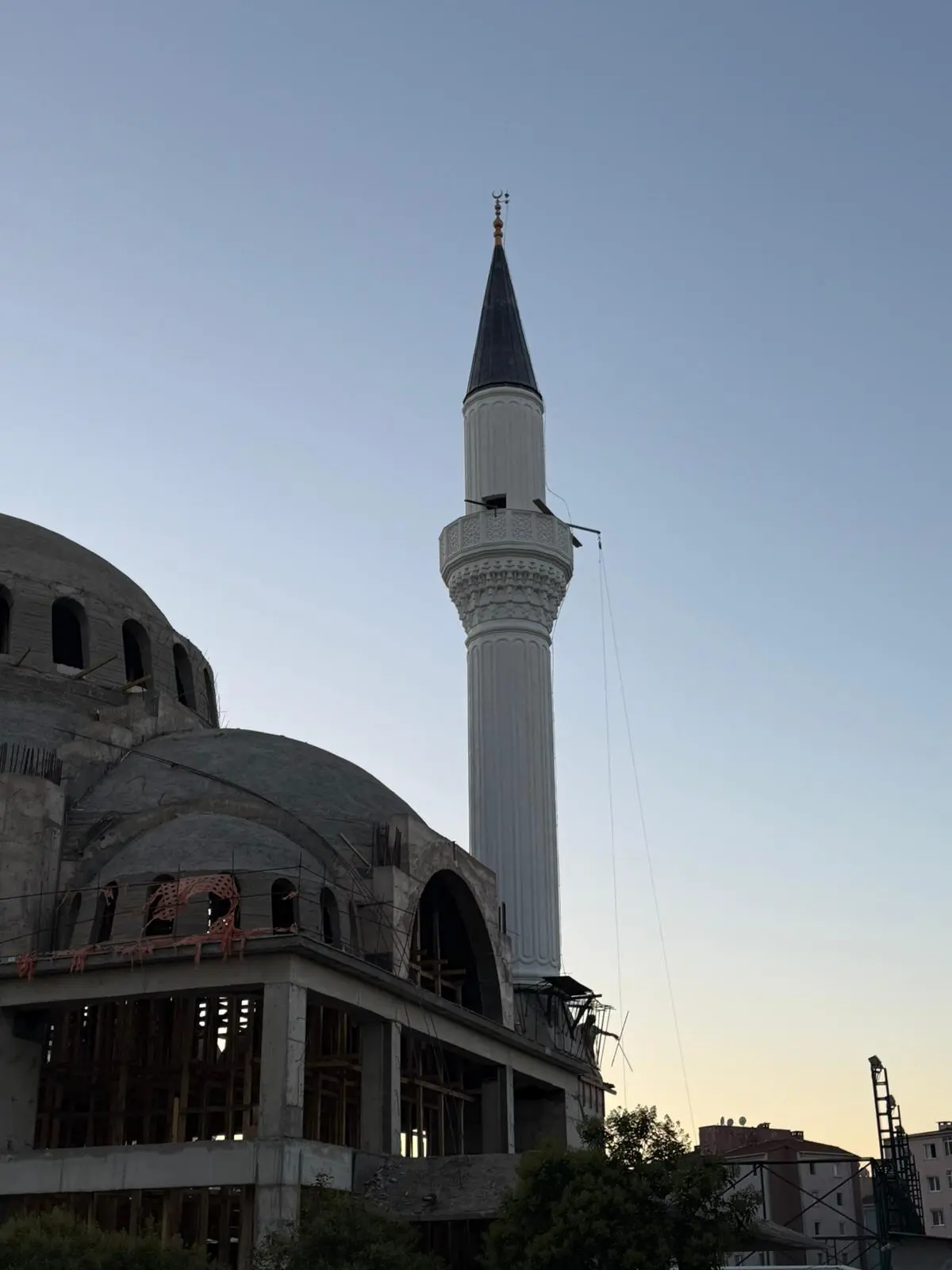 Pendik Camii minaresi — yivli beyaz gövde ve koyu külah, alacakaranlıkta