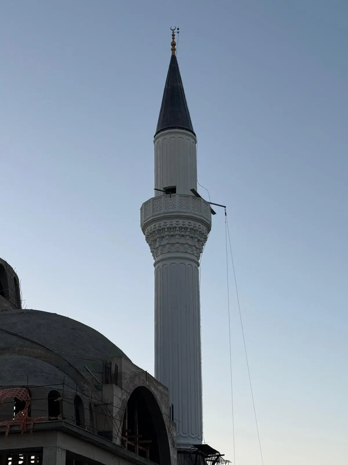 Minarenin üst bölümü; mukarnaslı şerefe, petek ve külah