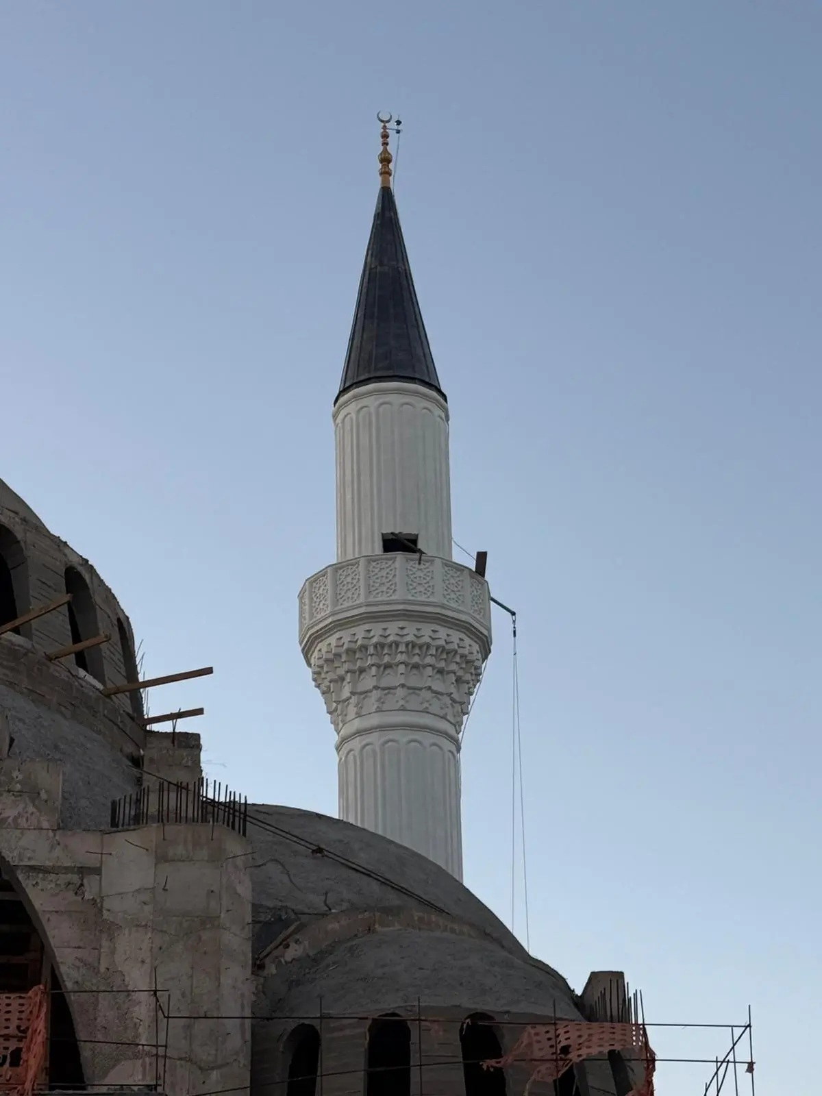 Mukarnaslı şerefe bileziği ve gövde yivlerinin yakın görünümü