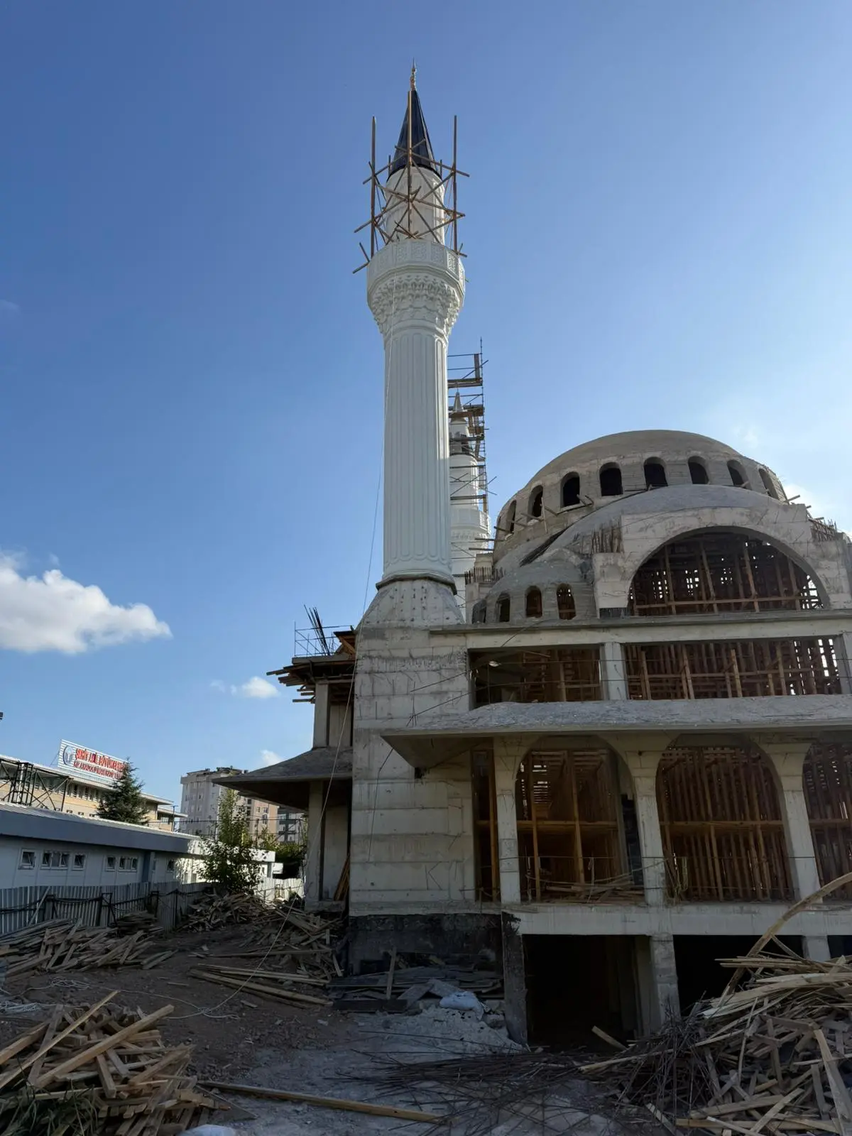 Minare ve cami kaba yapısının genel görünümü, saha yığınları