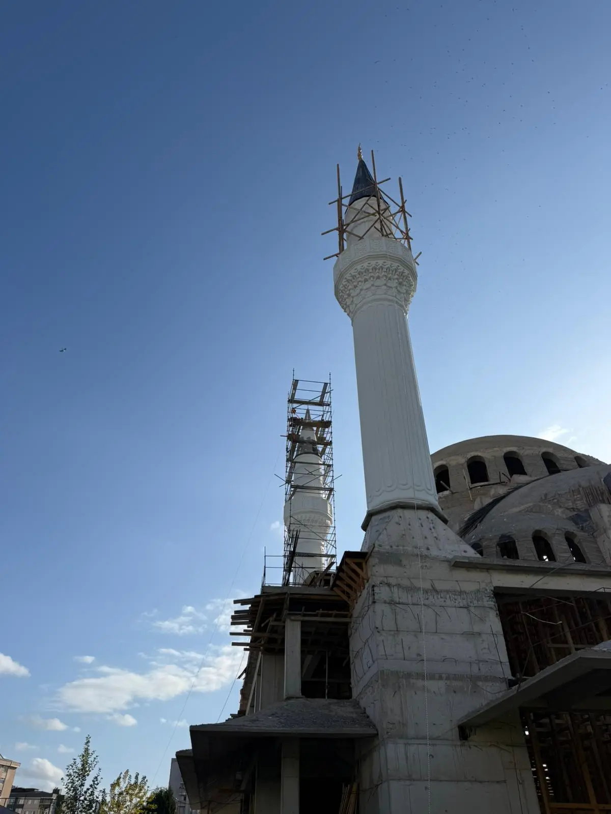 Külah kafesi kurulmuş minare ve arkada ikinci minare
