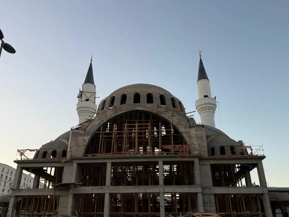 Caminin iki minaresi ve ana kubbe kalıbı — cepheden genel görünüm