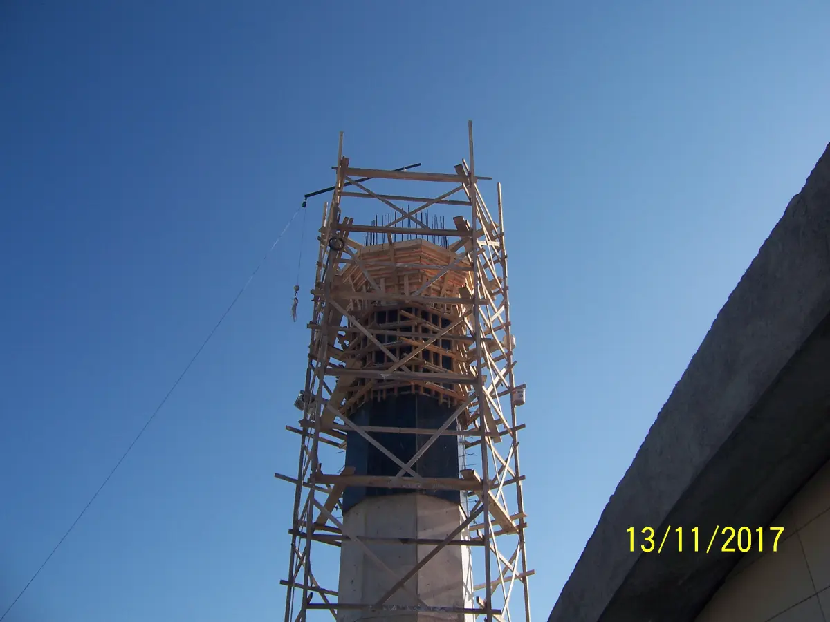 Yükselen minare gövdesi ve tepede şerefe donatısının hazırlanışı
