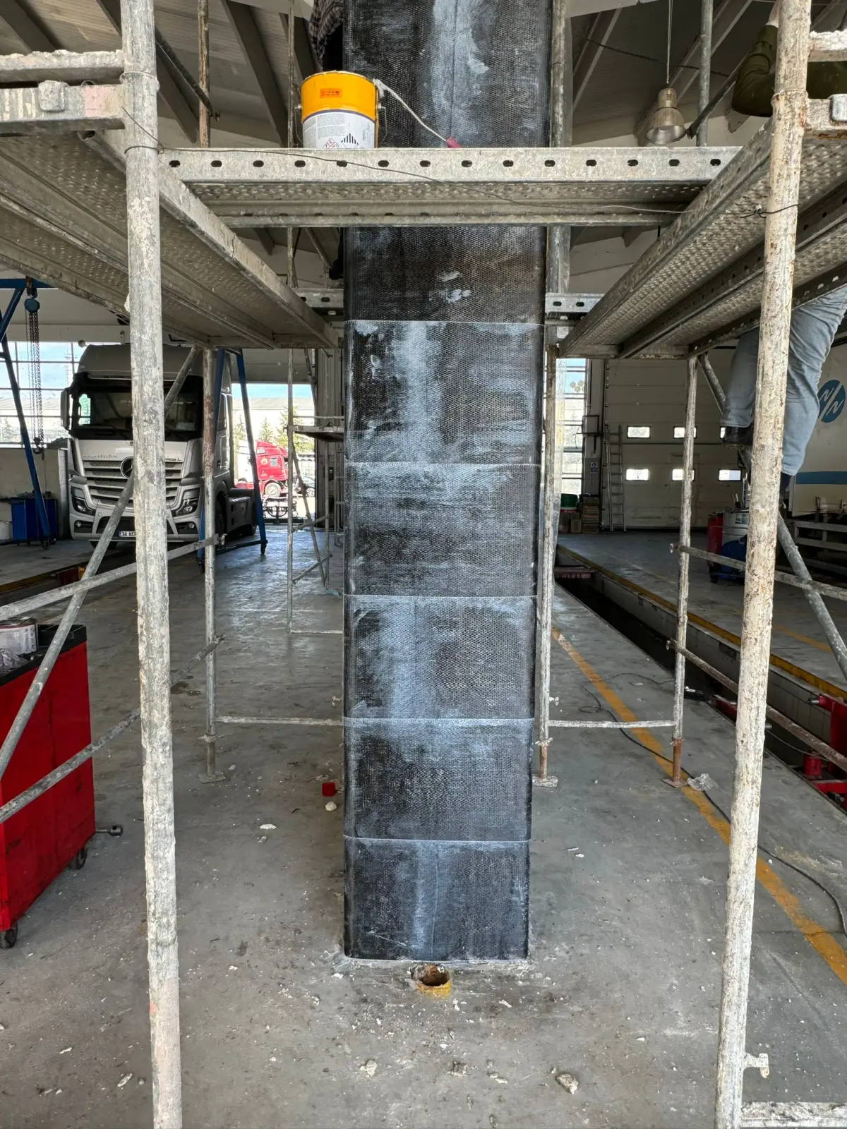 Karbon fiber kumaşla sarılmış betonarme kolon — CFRP kolon sargısı