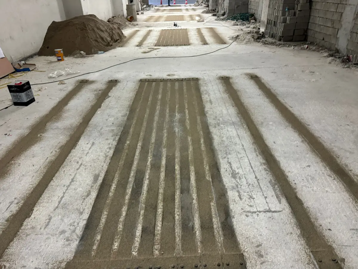 Döşeme güçlendirmesi tamamlanan bölümde lamel şeritleri ve tamir harcı