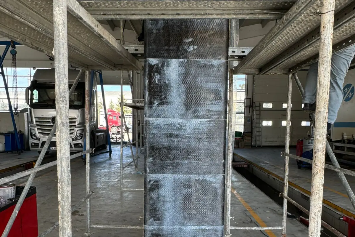 Karbon fiber kumaşla sarılmış betonarme kolon — CFRP kolon sargısı