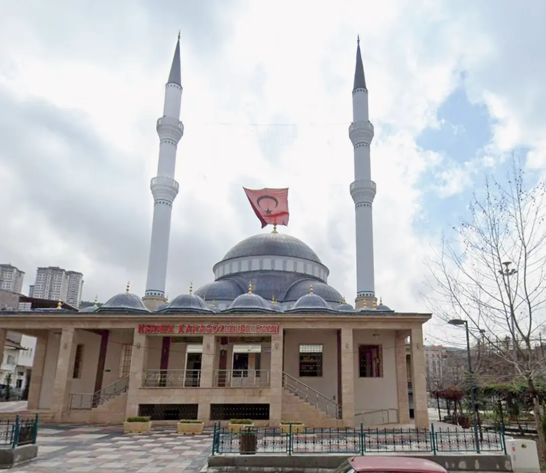 Tamamlanan cami — taş kaplı cephe, kurşun tonlu ana kubbe, yarım kubbeler ve iki minare