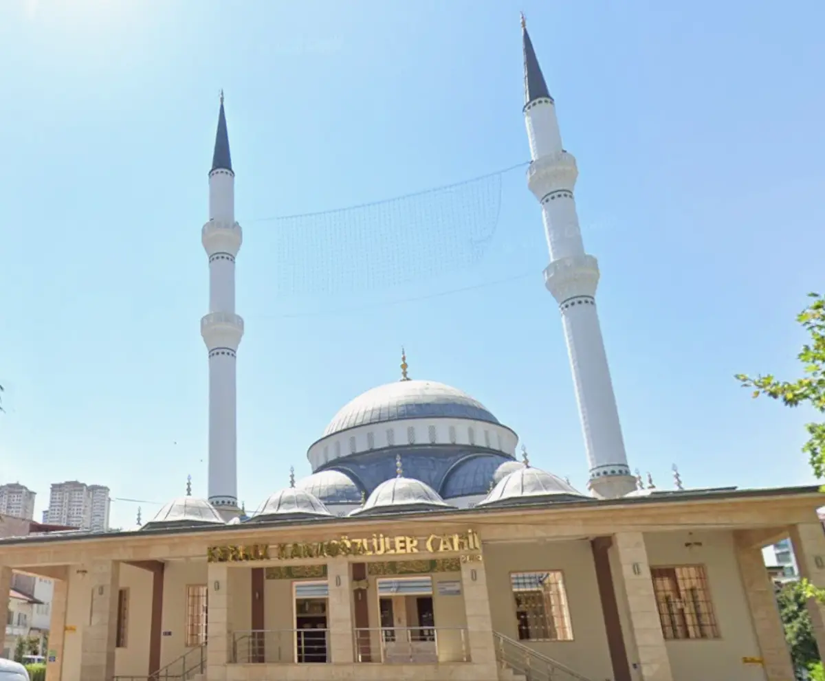 Giriş cephesi — revak sırası, cami adının yazılı olduğu alınlık ve kurşun tonlu kubbe dizisi