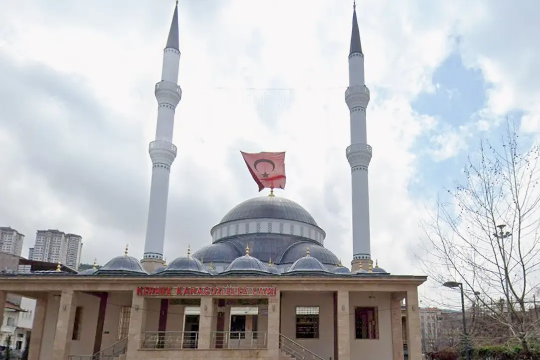 Tamamlanan cami — taş kaplı cephe, kurşun tonlu ana kubbe, yarım kubbeler ve iki minare