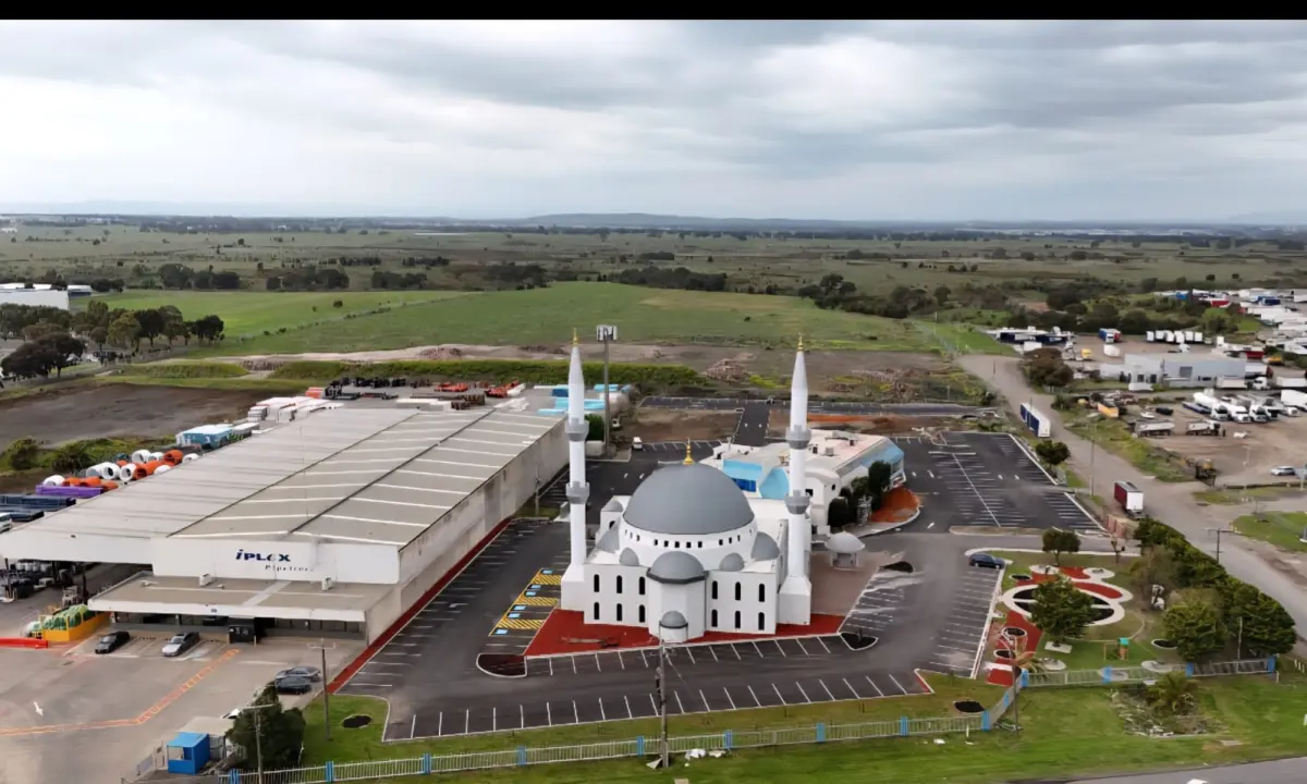 Tamamlanan Melbourne Camii’nin havadan görünümü; iki minare, gri kubbe ve otopark