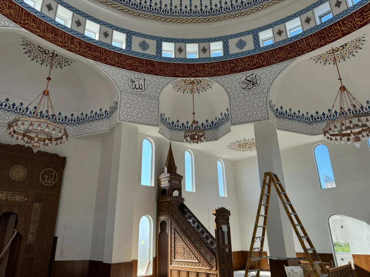 Ana kubbe içi — kalem işi bordürler, hat madalyonları ve avizeler
