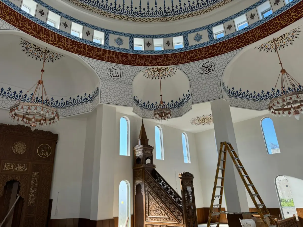 Kubbe eteği ve pandantiflerde kalem işi; oyma ahşap minber sağda